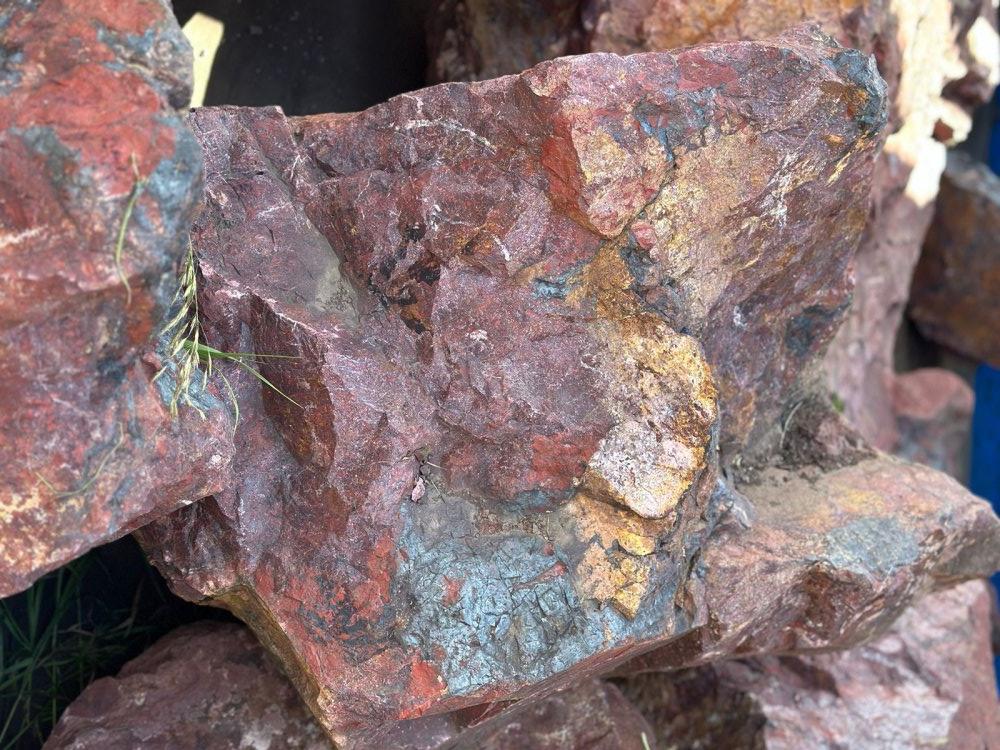 Камни для ландшафтного дизайна красно-фиолетовые 10-60 килограмм купить в Зарайске