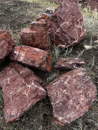 Ландшафтные глыбы красно-фиолетовые 200-1000 килограмм купить в Зарайске