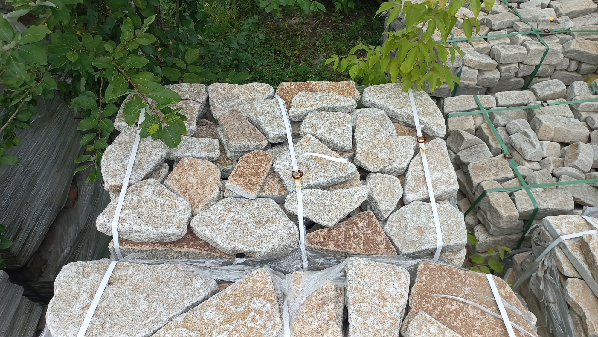 Плитняк галтованный гранитный для ландшафтного дизайна купить в Зарайске