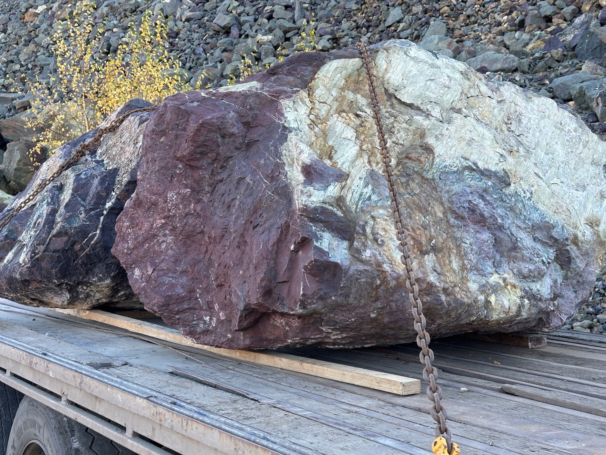 Огромные красно-фиолетовые валуны для ландшафтного дизайна весом более 5 тонн купить в Зарайске