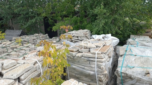 Плитняк галтованный гранитный для ландшафтного дизайна купить в Зарайске