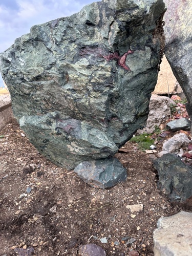 Гигантские зелёные валуны для ландшафтного дизайна весом более 5 тонн купить в Зарайске