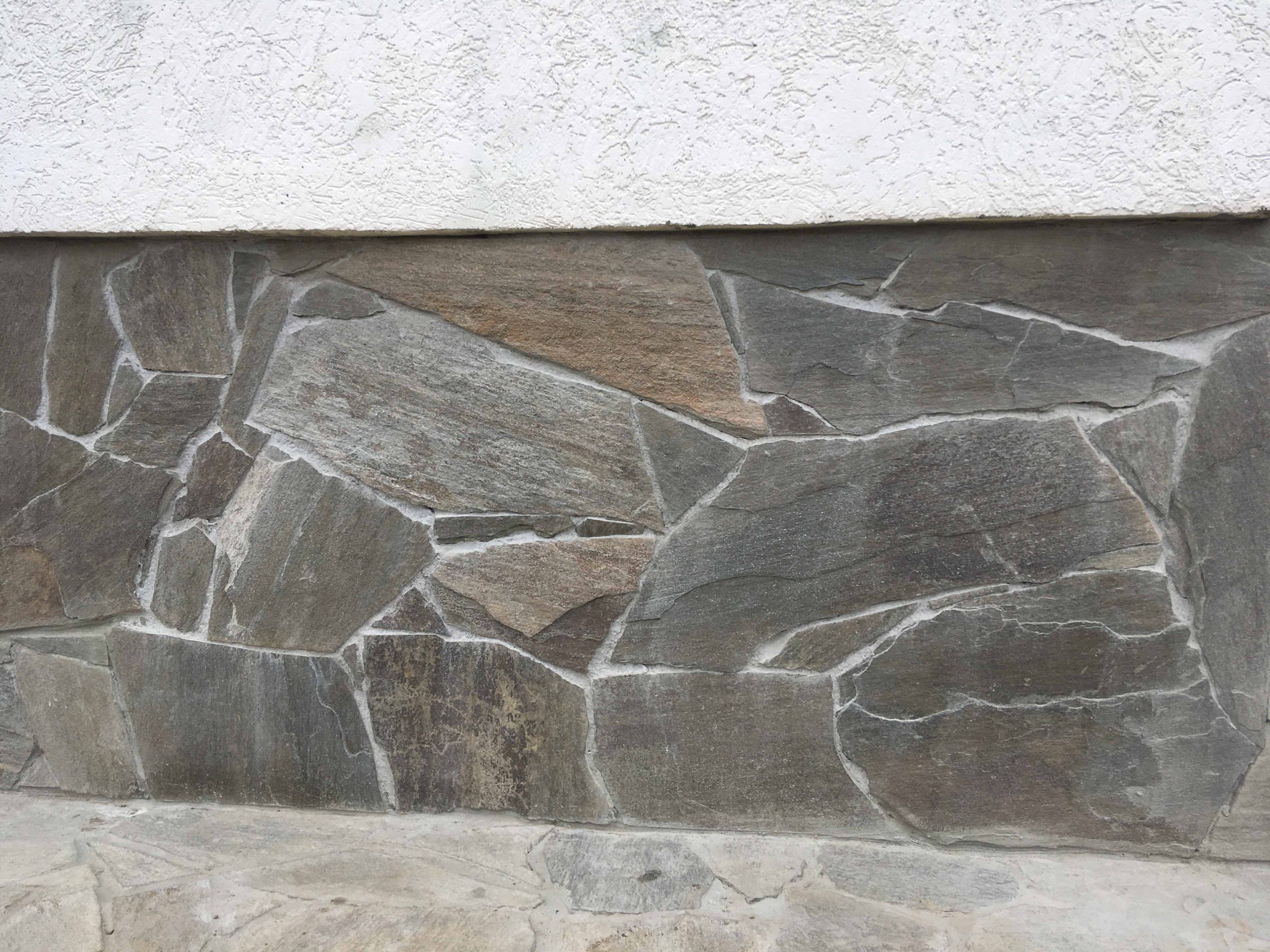 Плитняк златолит Уральский для цоколя, отмостки купить в Зарайске