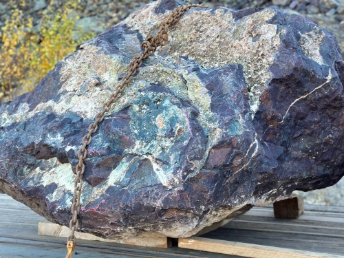 Огромные красно-фиолетовые валуны для ландшафтного дизайна весом более 5 тонн купить в Зарайске