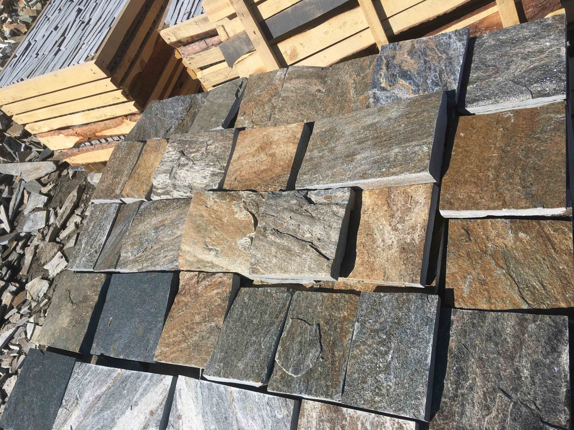 Плитка пилёная златолит Уральский для цоколя, отмостки купить в Зарайске