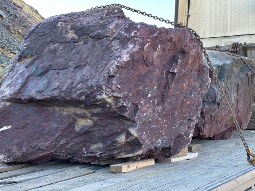 Огромные красно-фиолетовые валуны для ландшафтного дизайна весом более 5 тонн купить в Зарайске