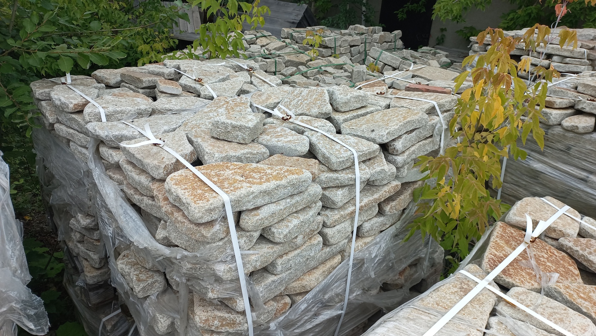 Плитняк галтованный гранитный для ландшафтного дизайна купить в Зарайске