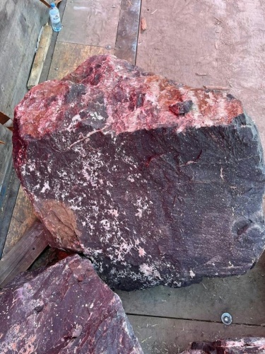 Камни для ландшафтного дизайна красно-фиолетовые 10-60 килограмм купить в Зарайске