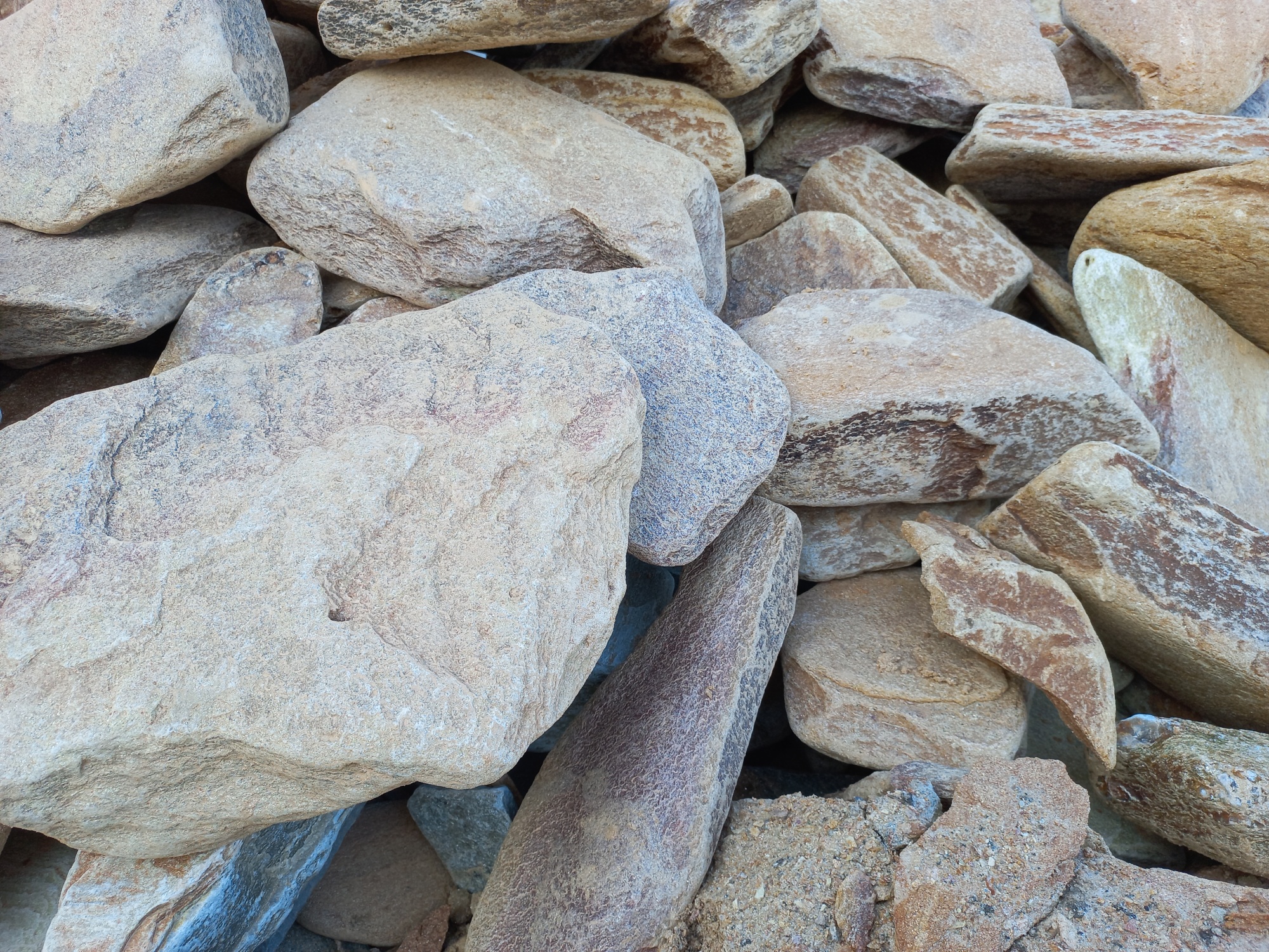 Златолит жёлтый, жёлто-зелёный глыбки и валуны для ланшафтного дизайна купить в Зарайске