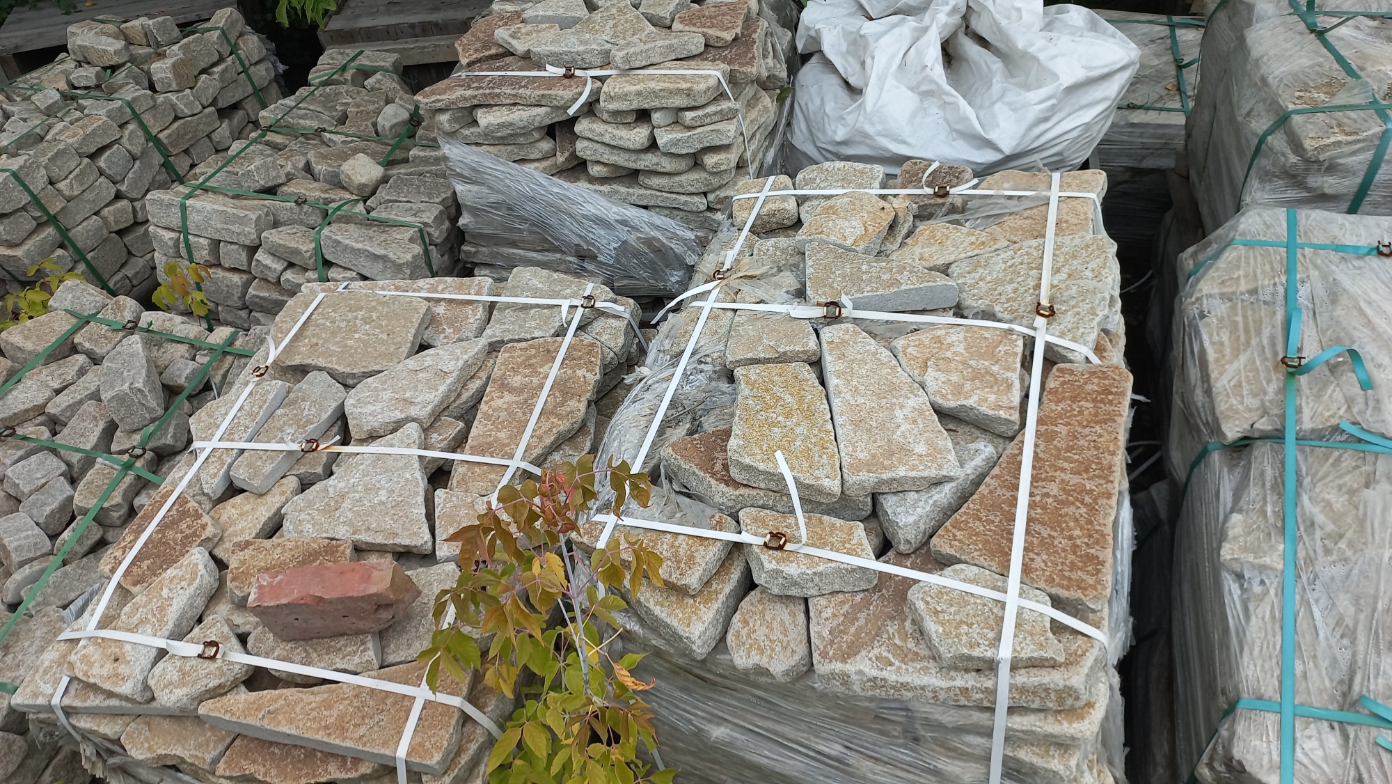 Плитняк гранитный галтованный купить в Зарайске