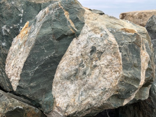 Гигантские зелёные валуны для ландшафтного дизайна весом более 5 тонн купить в Зарайске