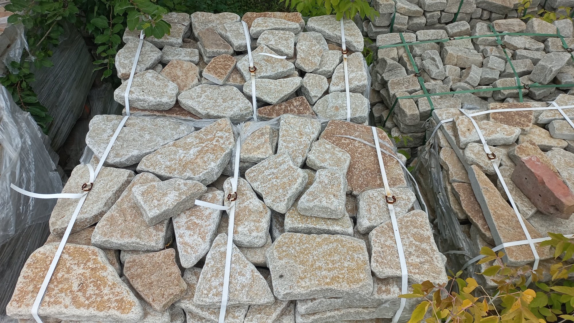 Гранитный плитняк галтованный для мощения купить в Зарайске