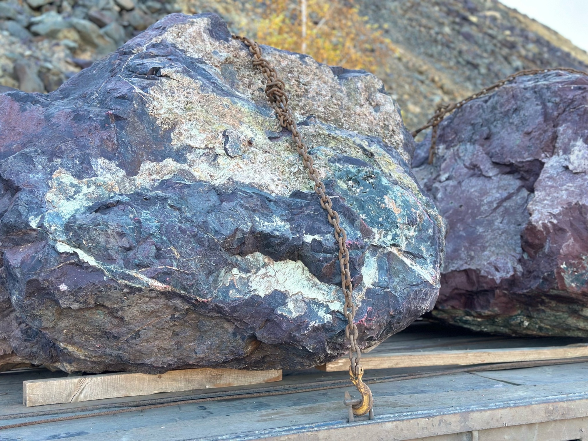 Огромные красно-фиолетовые валуны для ландшафтного дизайна весом более 5 тонн купить в Зарайске