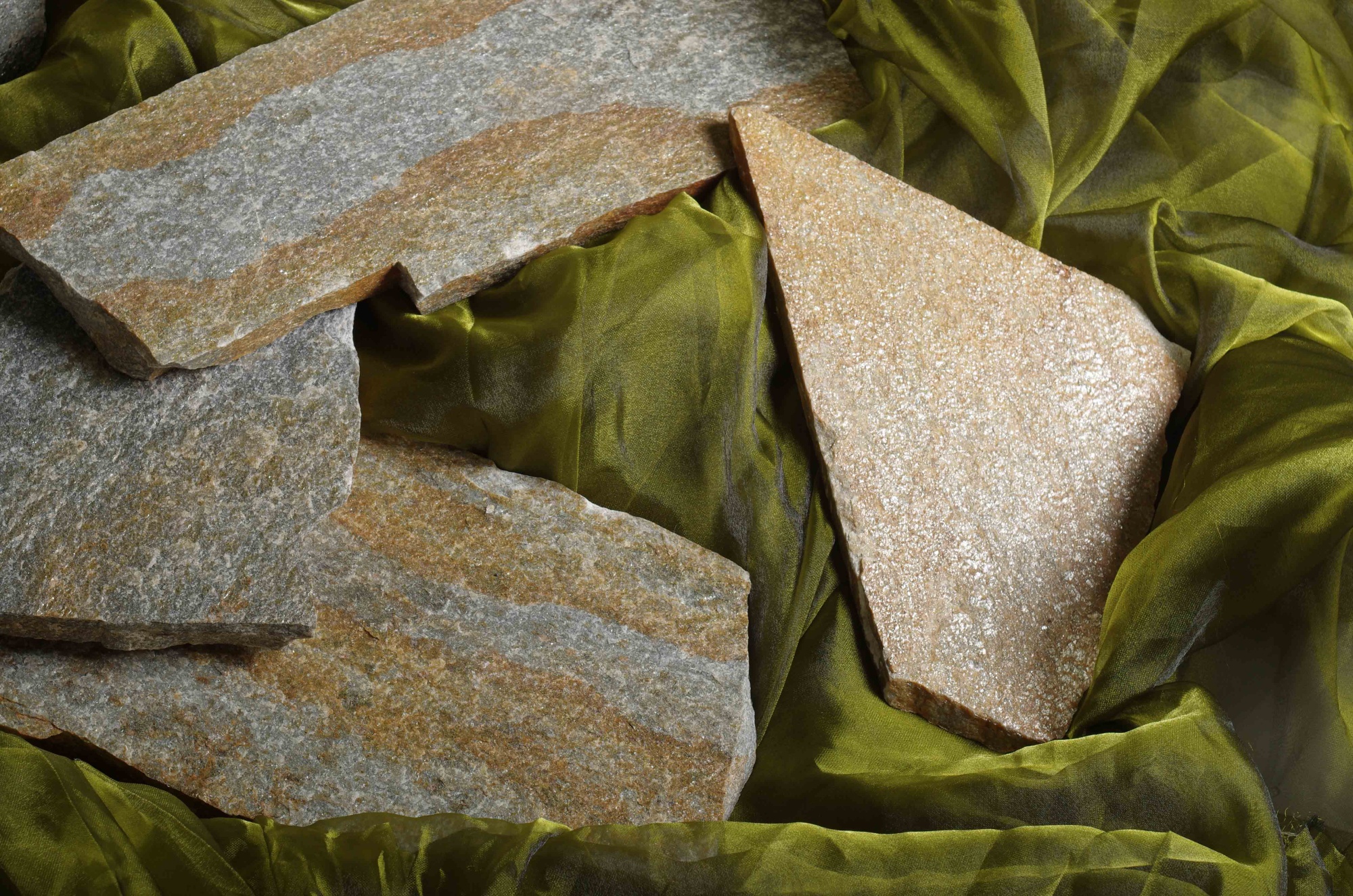 Плитняк златолит Уральский для цоколя, отмостки купить в Зарайске